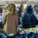 Ci immergiamo cos nel cumulo di vestiti, scoprendo che per per i veri affari bisogna venire qui la mattina presto